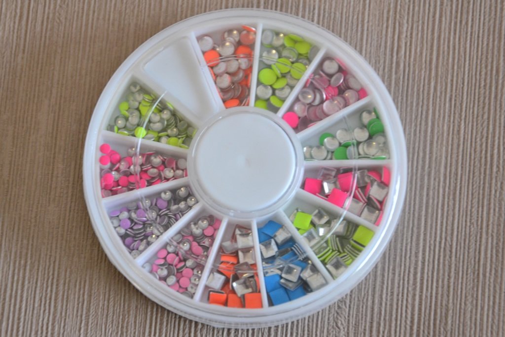 Carroussel de Studs pour Ongles Néon